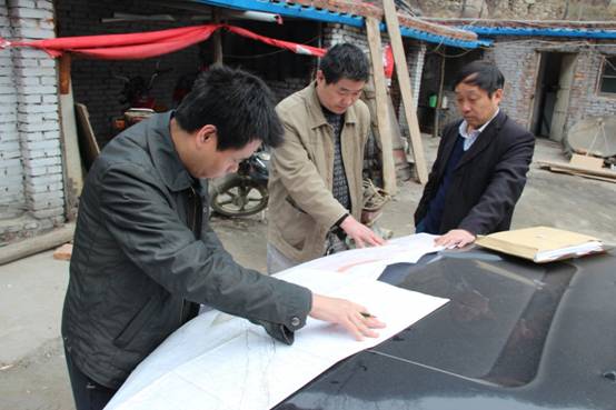 D:My DocumentsMy Pictures照片 5月11日隊(duì)長(zhǎng)在檢查老李玉石峪硐子時(shí)特別強(qiáng)調(diào)要加強(qiáng)安全管理管理工作照片 062.jpg